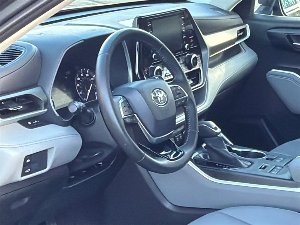 Used 2020 Toyota Highlander XLE image 15