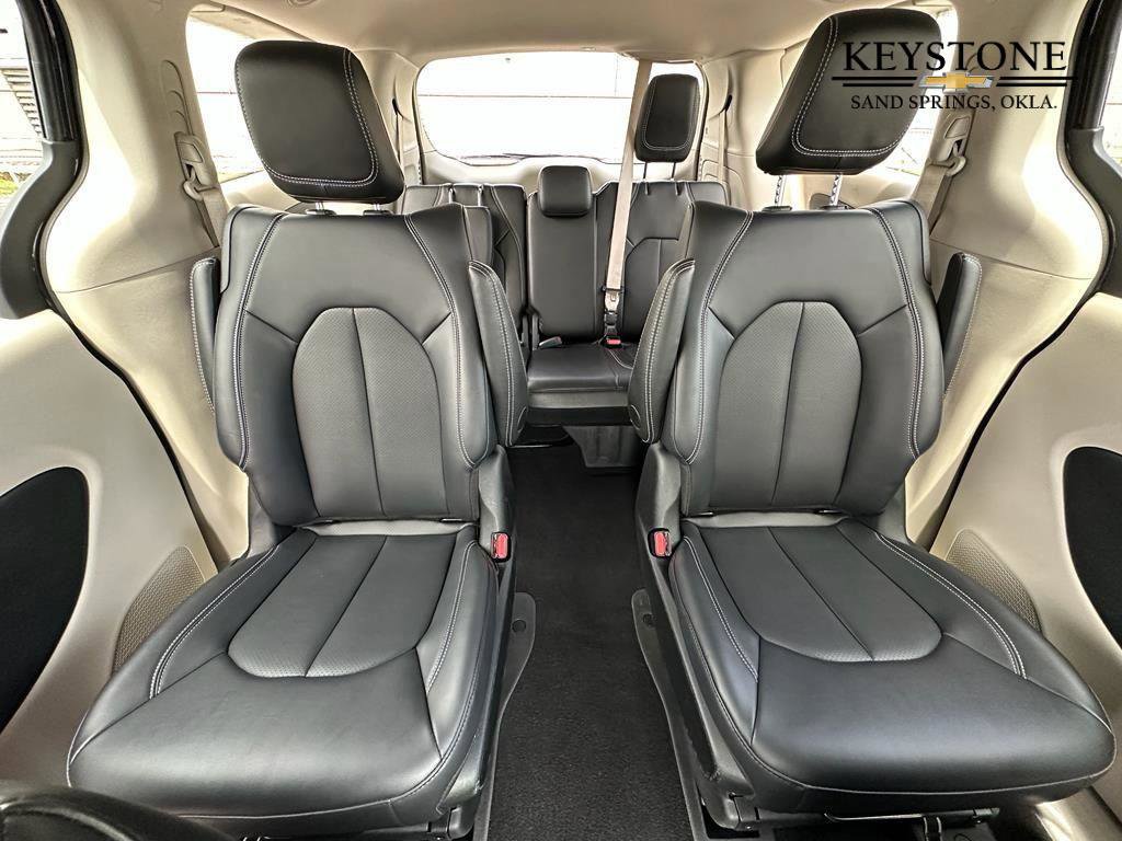 Used 2024 Chrysler Pacifica Select image 18
