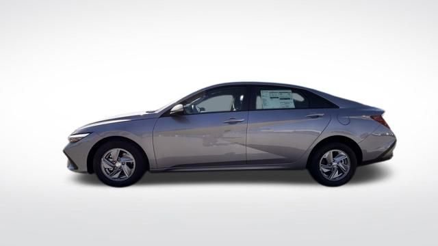 Used 2025 Hyundai Elantra SE FWD image 8