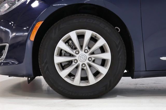 Used 2017 Chrysler Pacifica Touring-L FWD image 10