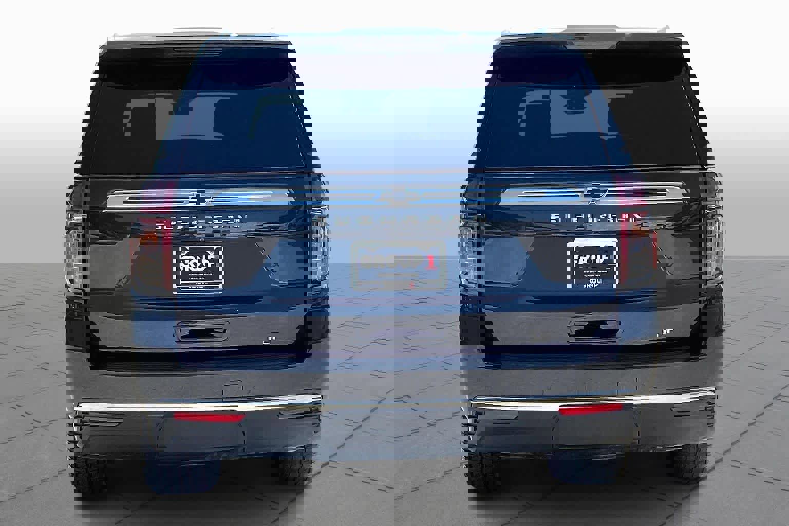 Used 2023 Chevrolet Suburban LT w/ Luxury Package image 5