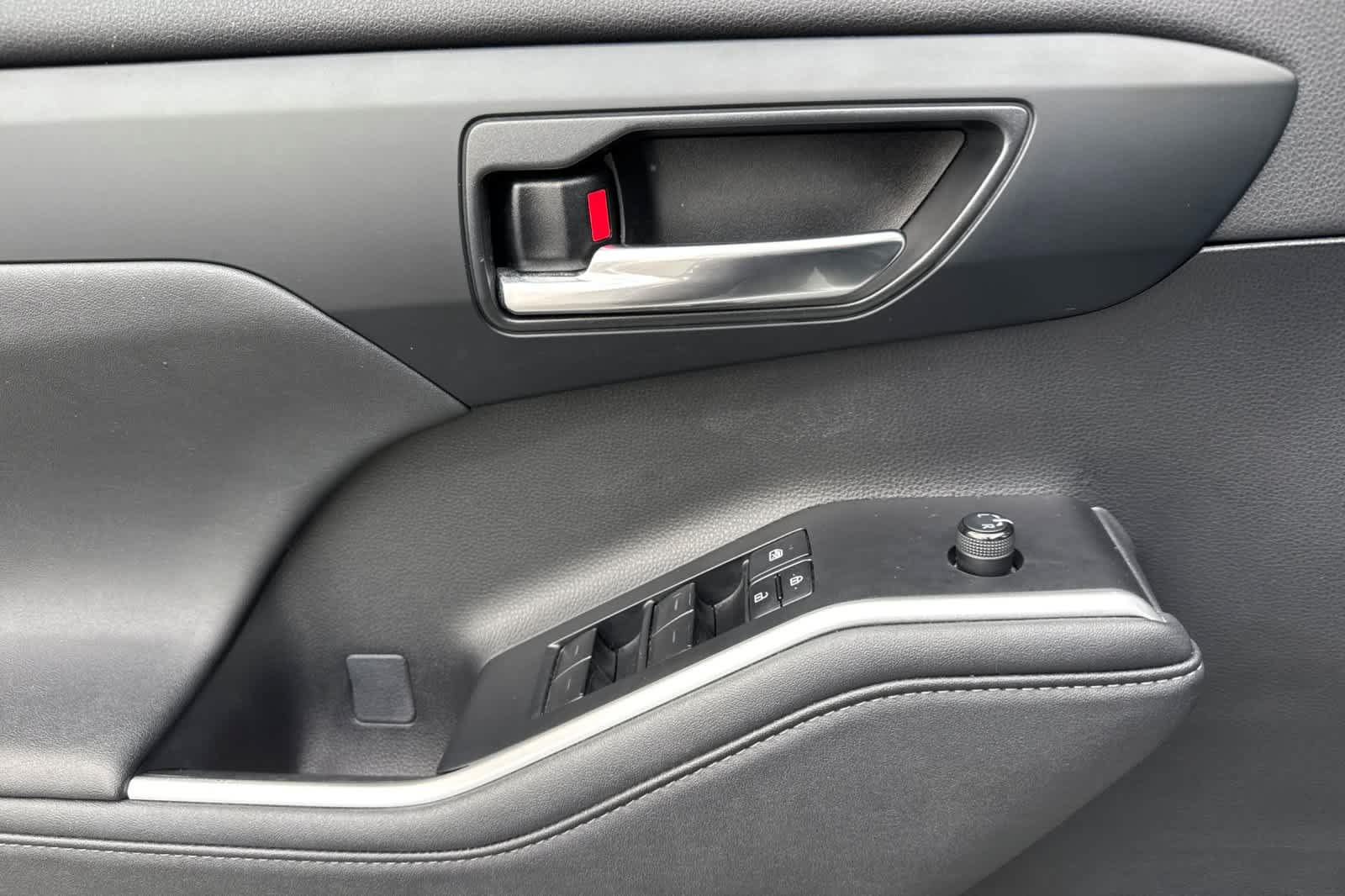 Used 2023 Toyota Highlander XLE FWD image 12