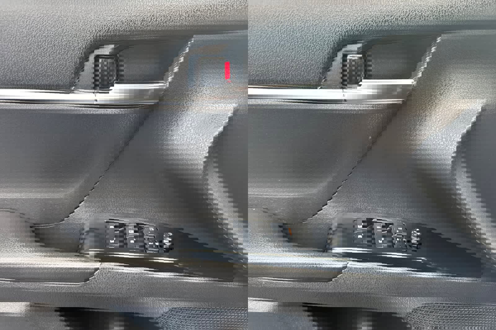 Used 2019 Toyota Camry SE w/ Carpet Mat Package image 12