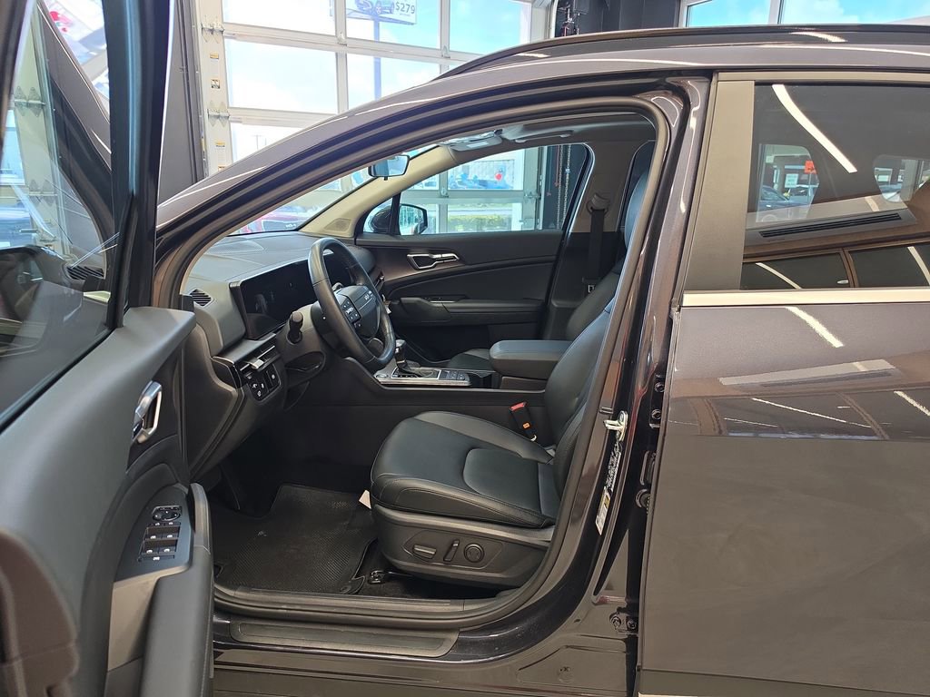 Certified 2026 Kia Sportage EX w/ EX Panorama Roof Package FWD image 15