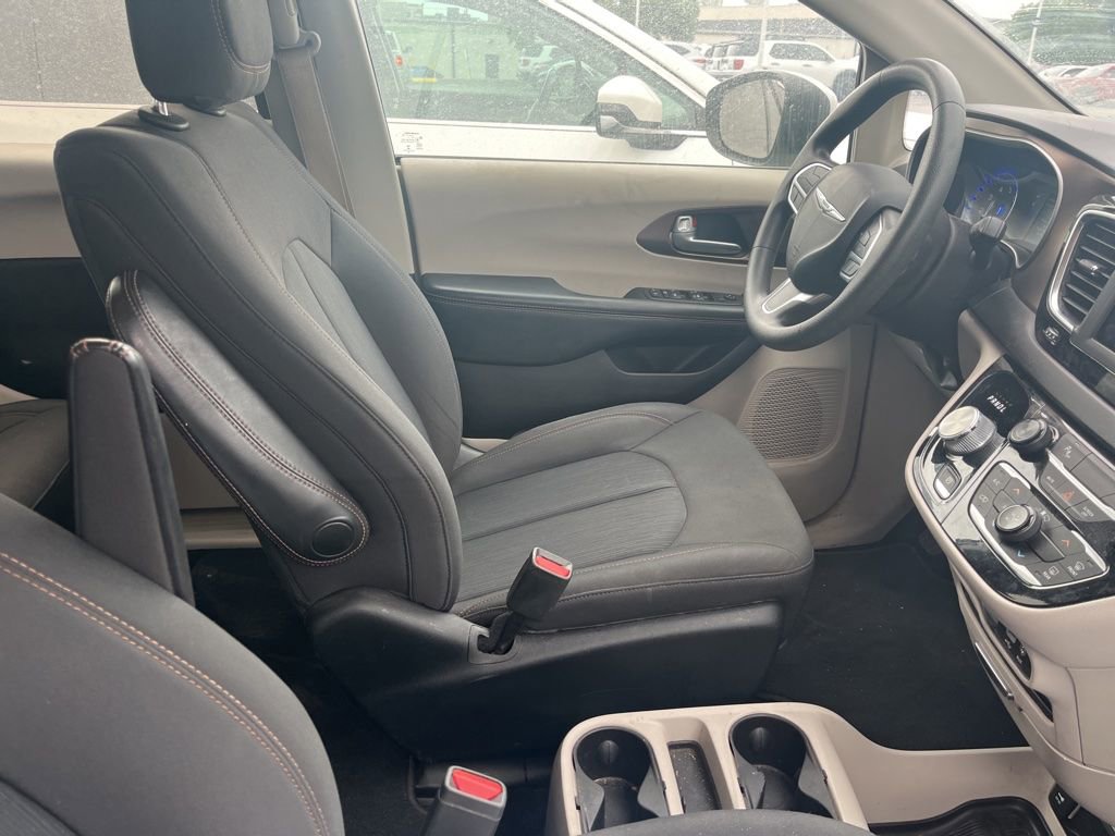 Used 2018 Chrysler Pacifica L FWD image 4