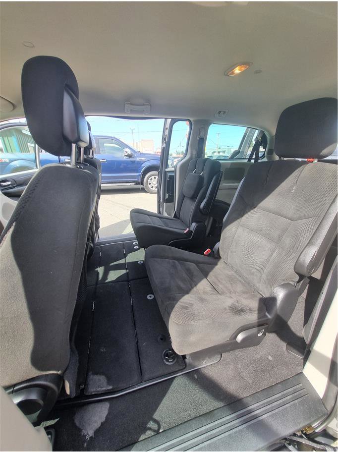Used 2016 Dodge Grand Caravan American Value Package w/ UConnect Hands-Free Group FWD image 12