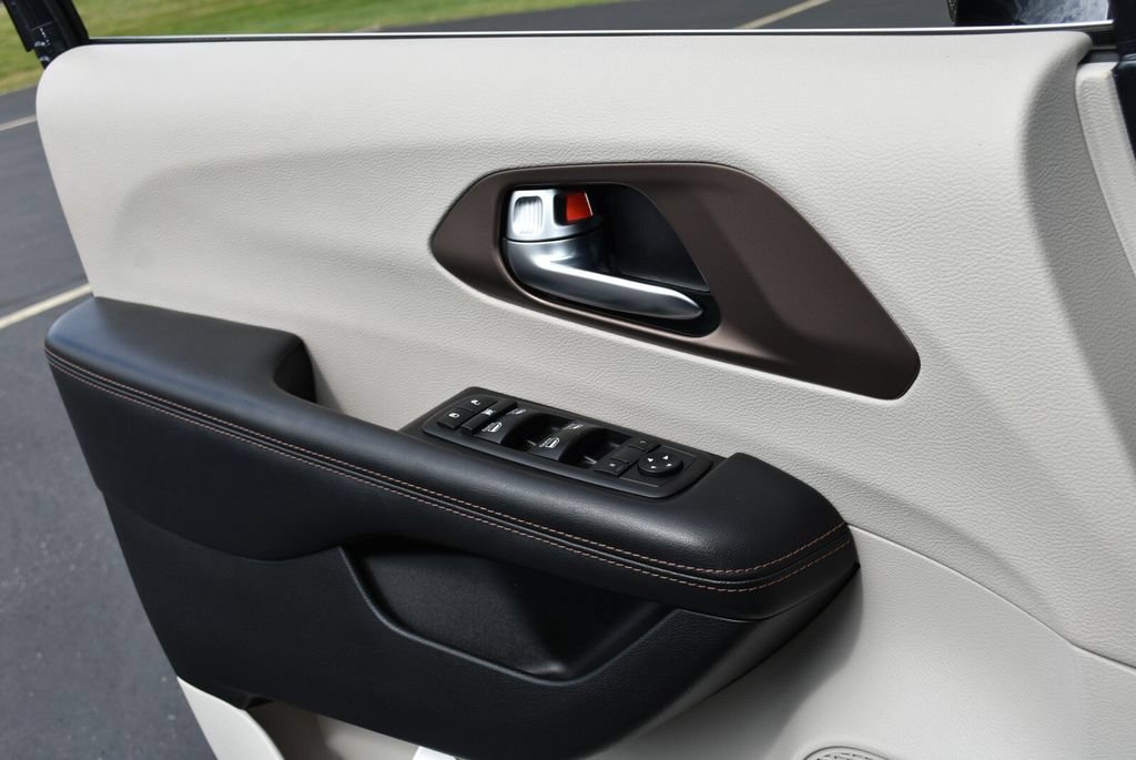 Used 2019 Chrysler Pacifica Touring-L Plus FWD image 25
