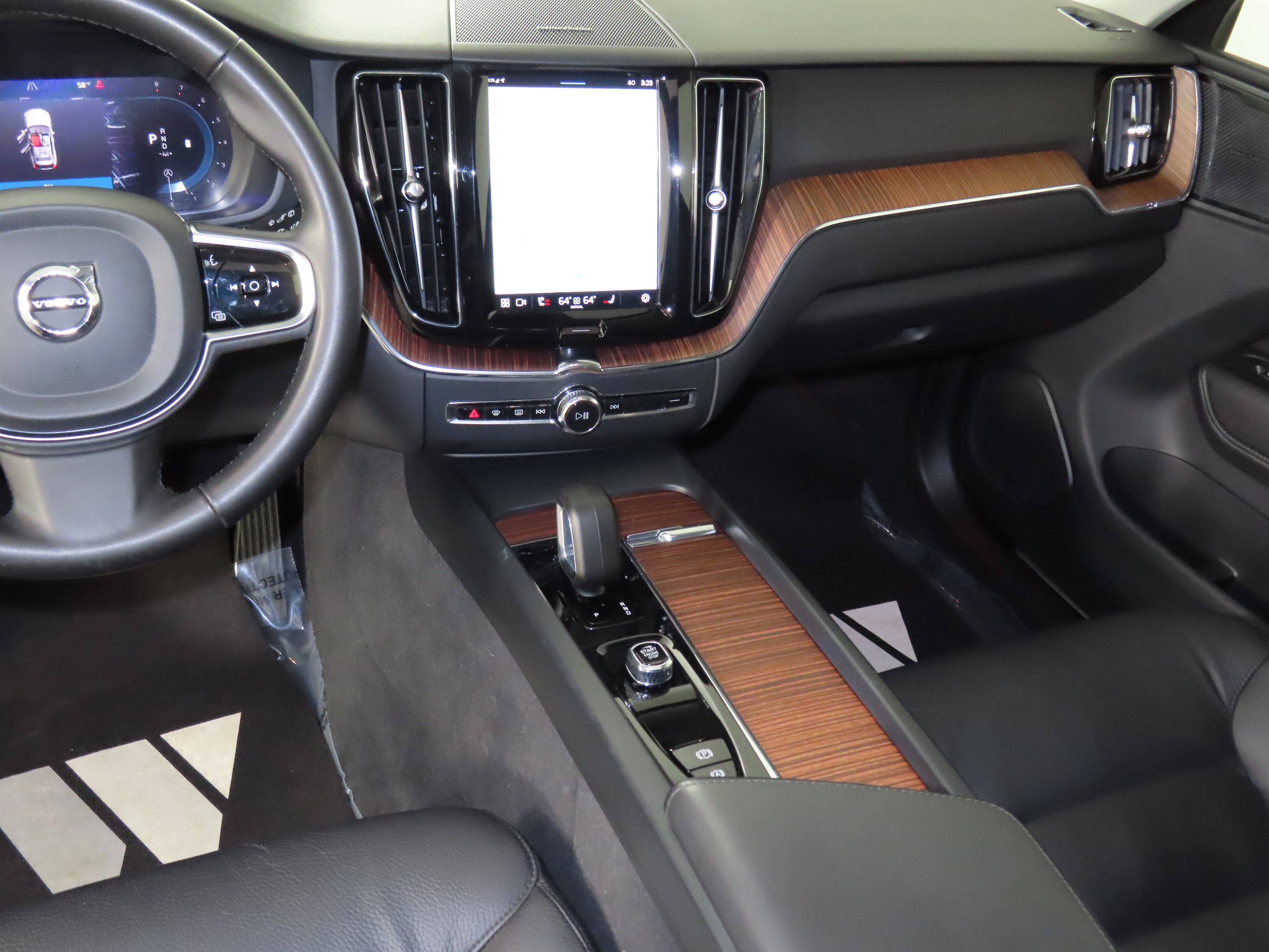 Used 2024 Volvo XC60 B5 Plus image 34