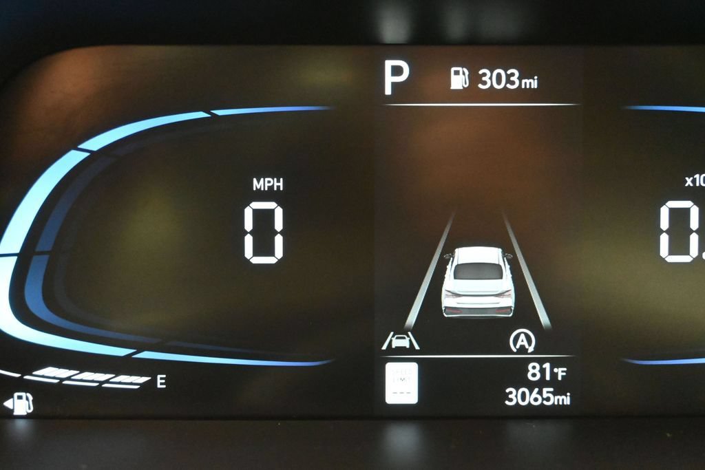 Certified 2025 Hyundai Elantra SE FWD image 16