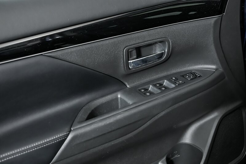 Used 2020 Mitsubishi Outlander SE FWD image 13