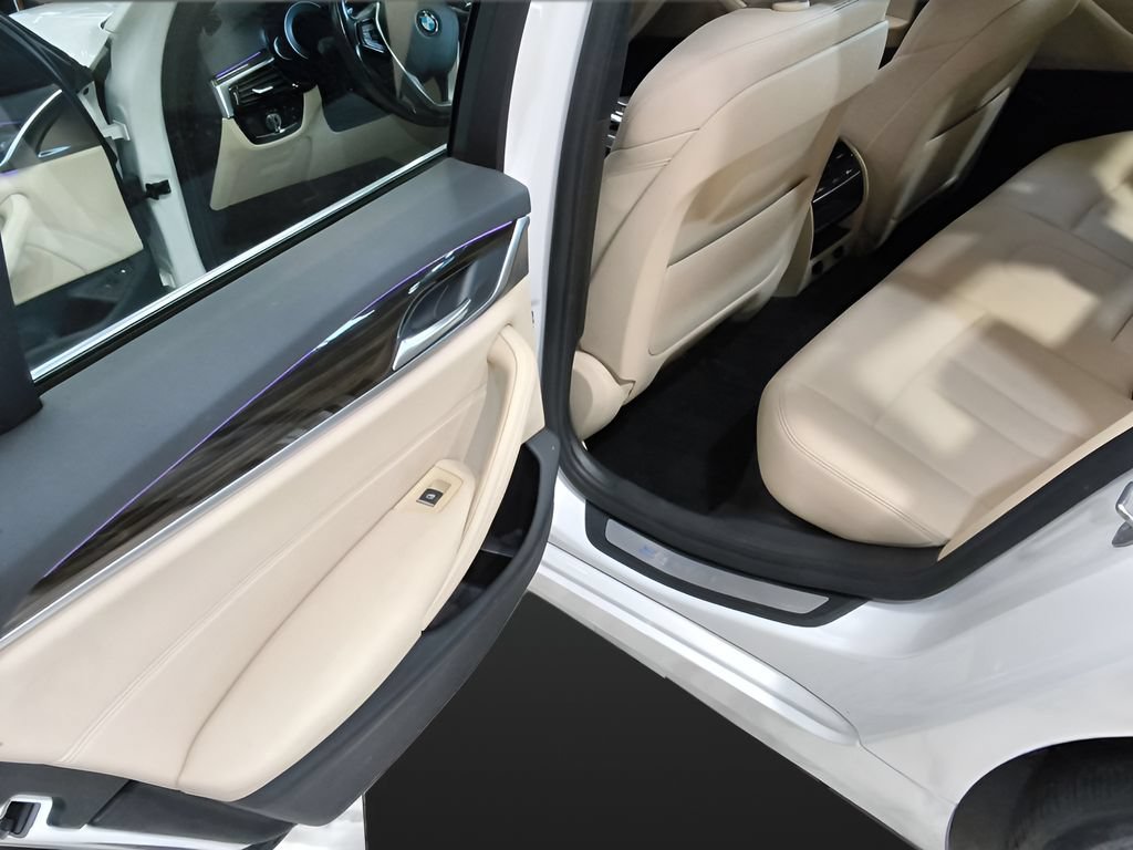 Used 2019 BMW 530e xDrive w/ Convenience Package AWD/4WD image 18