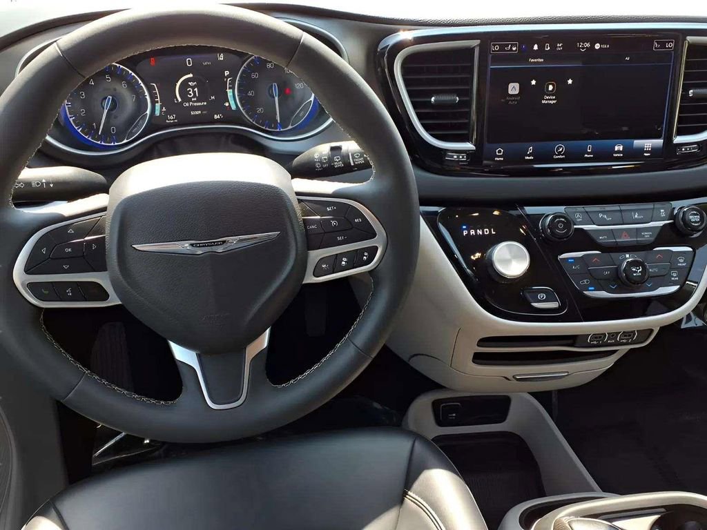 Used 2024 Chrysler Pacifica Touring-L image 12