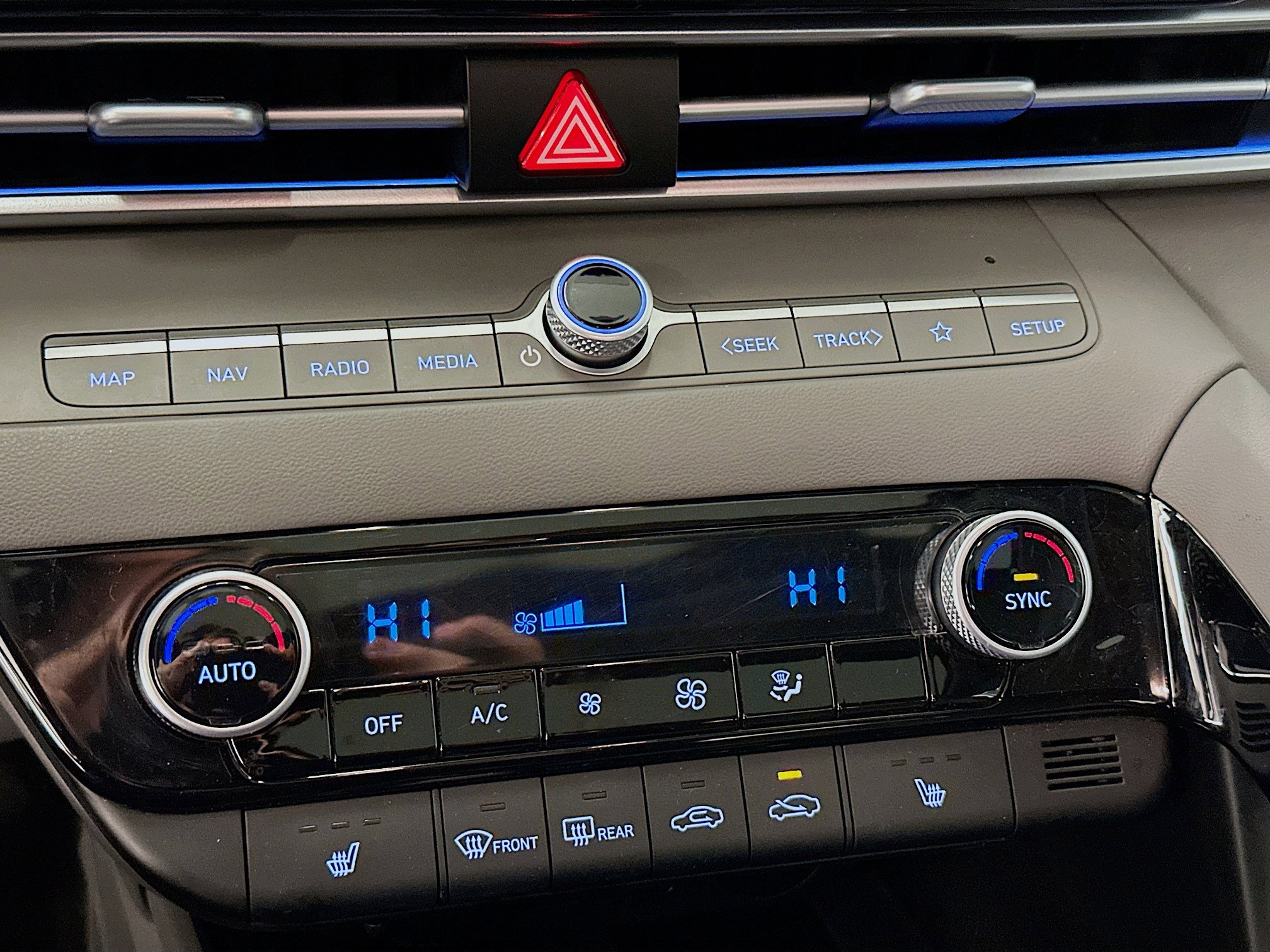 Used 2025 Hyundai Elantra SEL image 24