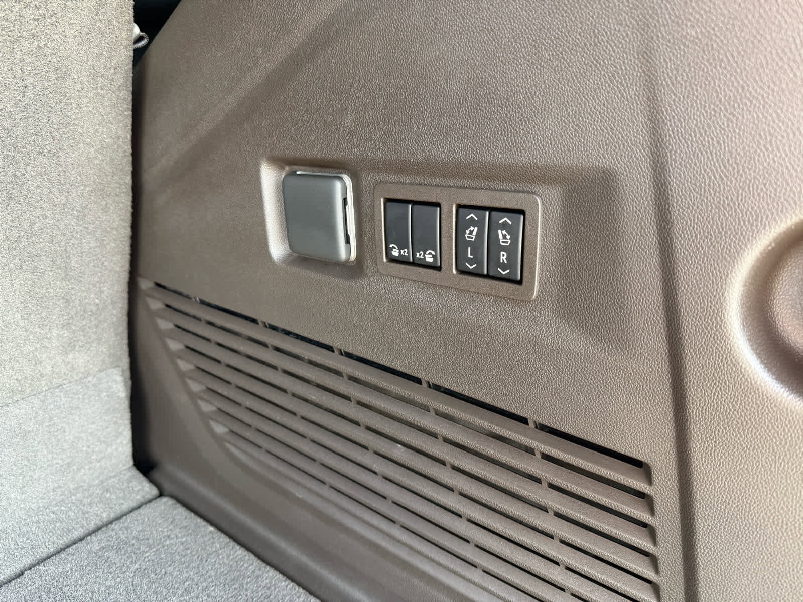 Used 2021 Chevrolet Tahoe Z71 w/ Z71 Signature Package image 33