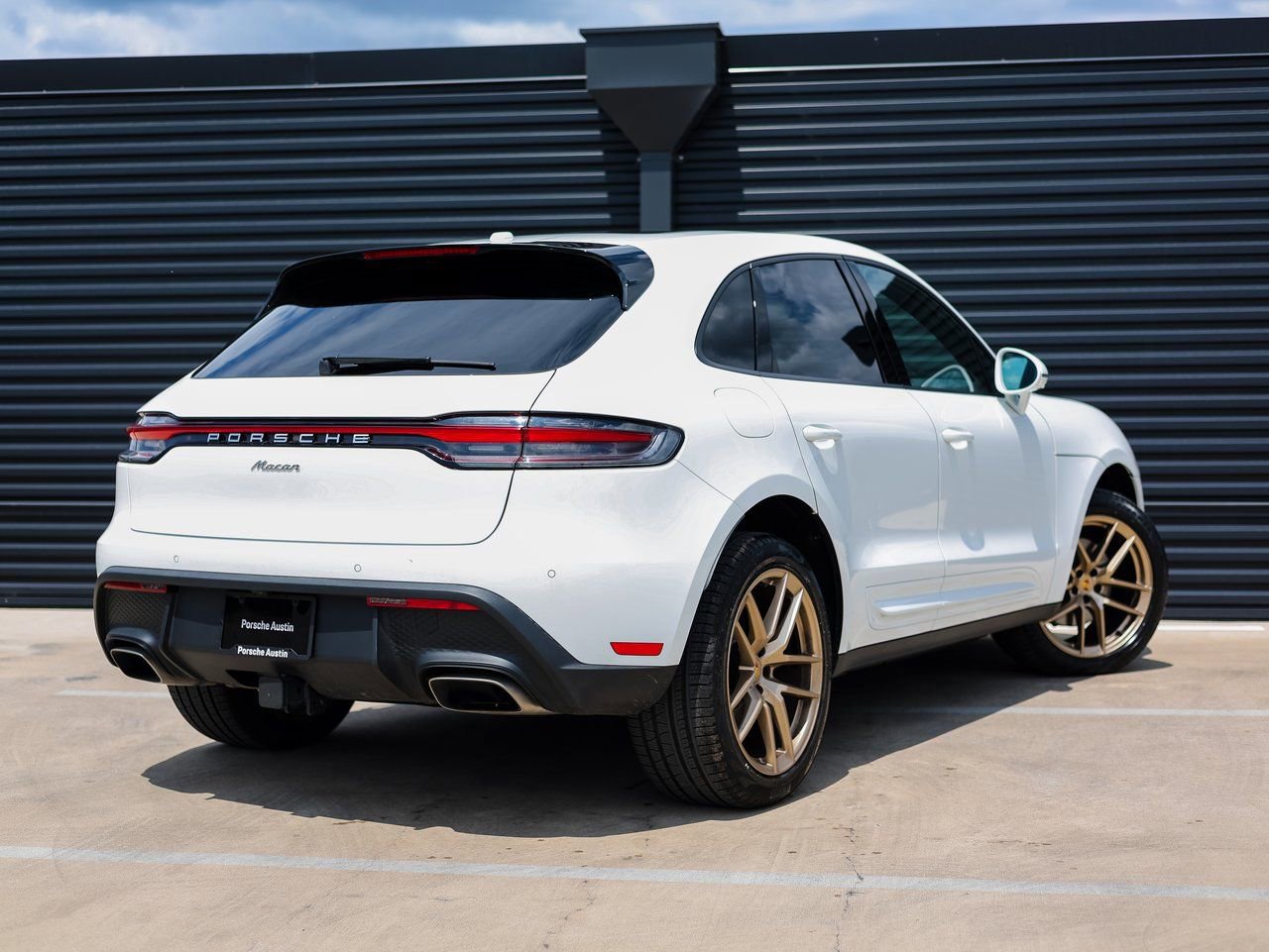 Certified 2025 Porsche Macan AWD/4WD image 7