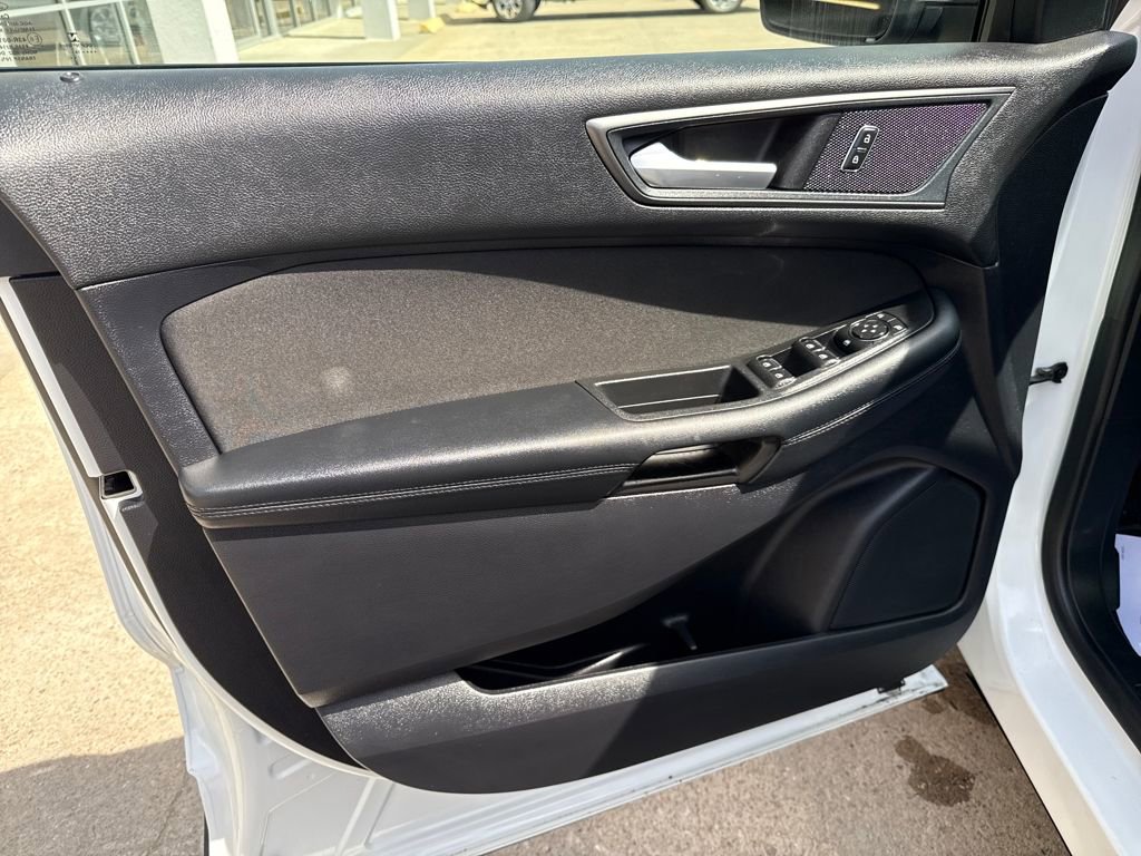 Used 2019 Ford Edge SE image 16