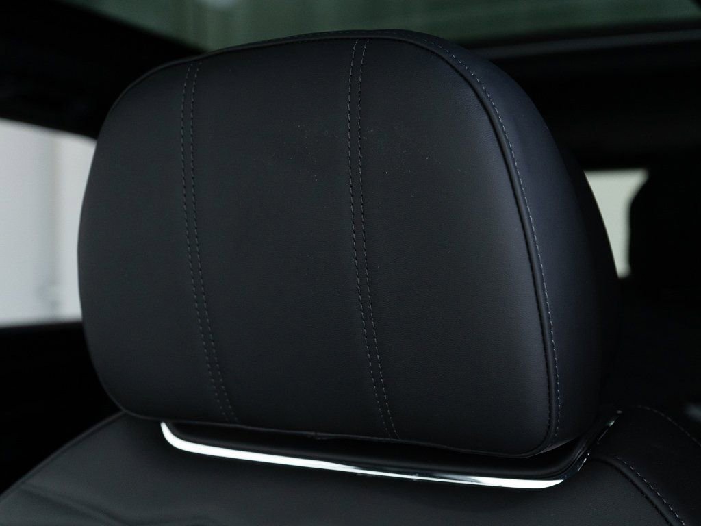 Used 2025 Bentley Bentayga Extended Wheelbase image 17