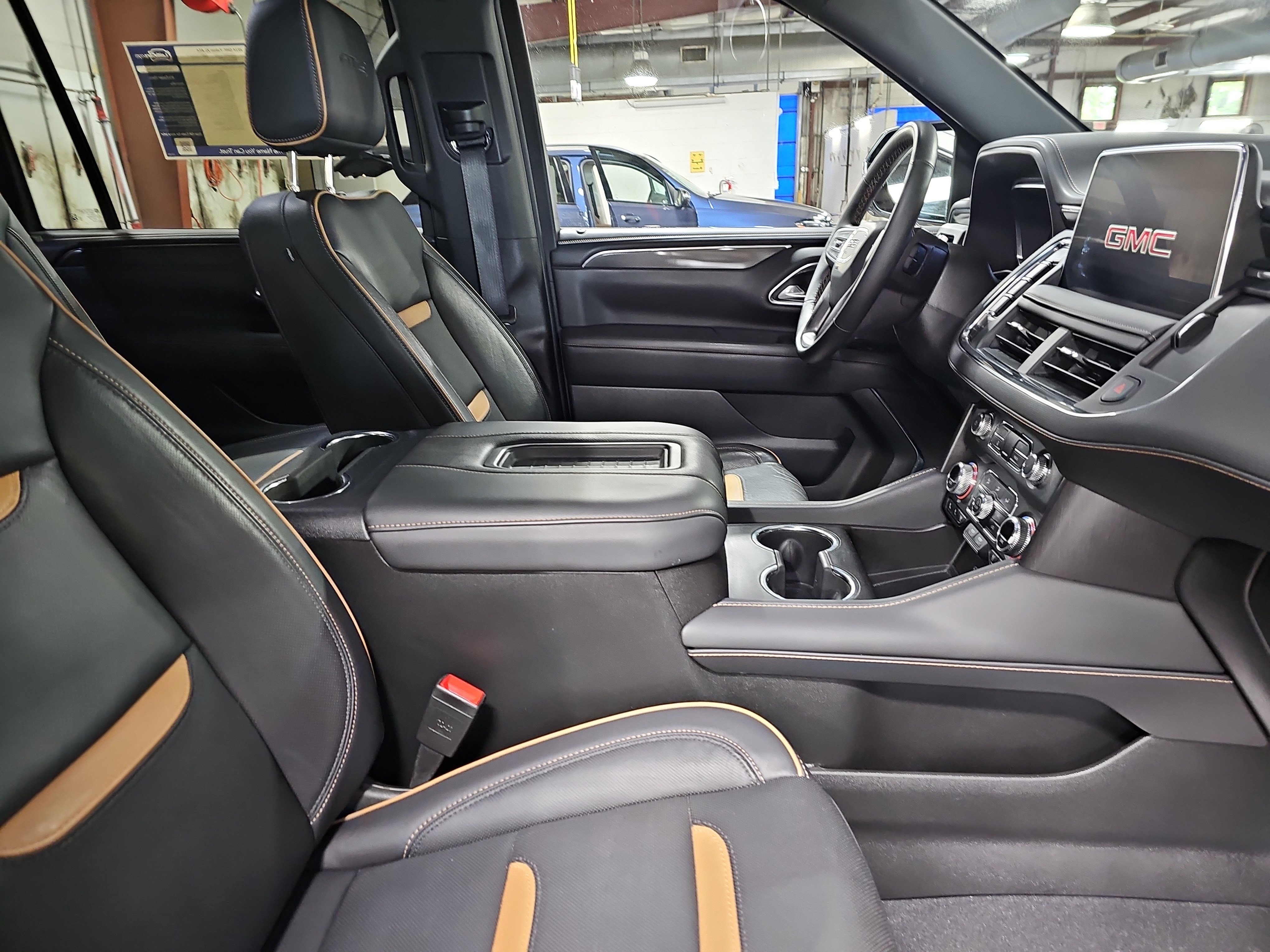 Used 2024 GMC Yukon XL AT4 w/ AT4 Premium Package AWD/4WD image 10