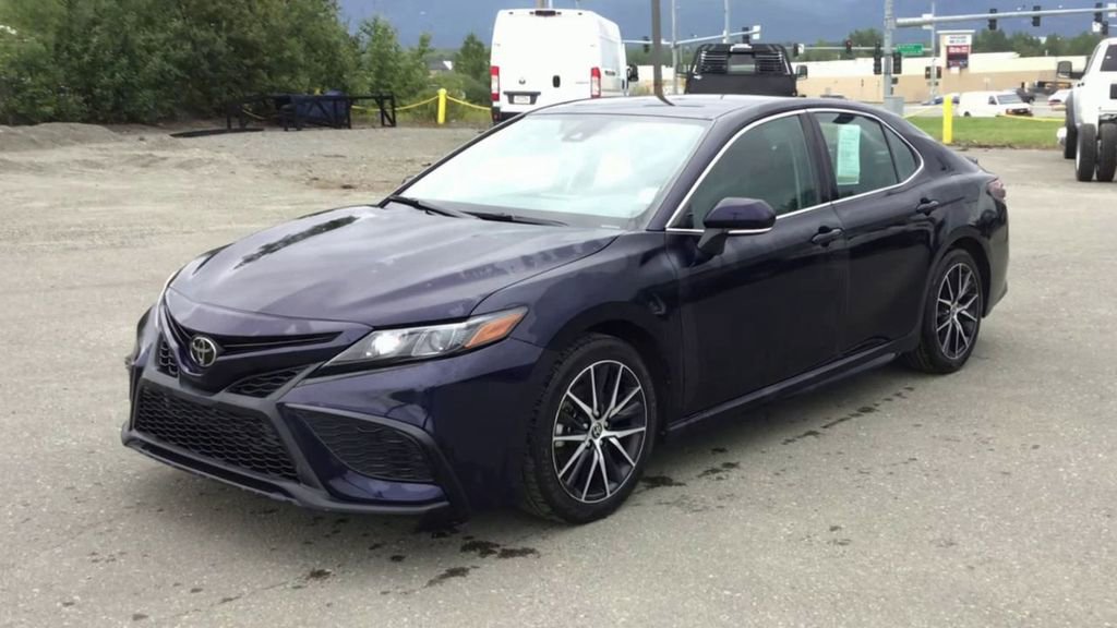 Used 2022 Toyota Camry SE image 4