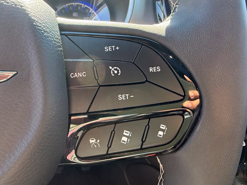 Used 2025 Chrysler Pacifica Limited FWD image 17