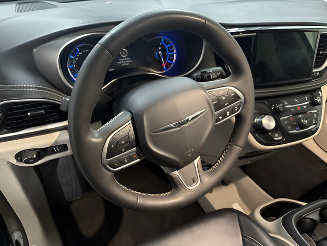 Used 2024 Chrysler Pacifica Limited FWD image 20