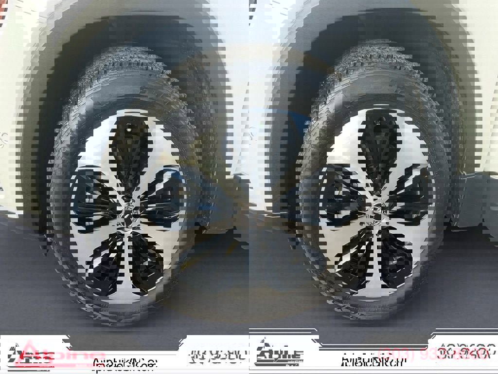 Used 2025 Mercedes-Benz GLB 250 4MATIC image 14