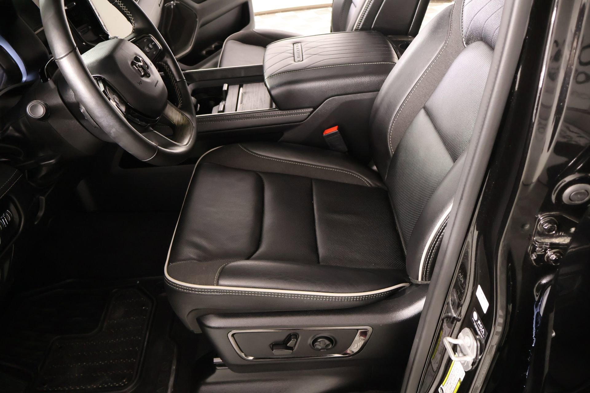 Used 2025 RAM 1500 Limited AWD/4WD image 12