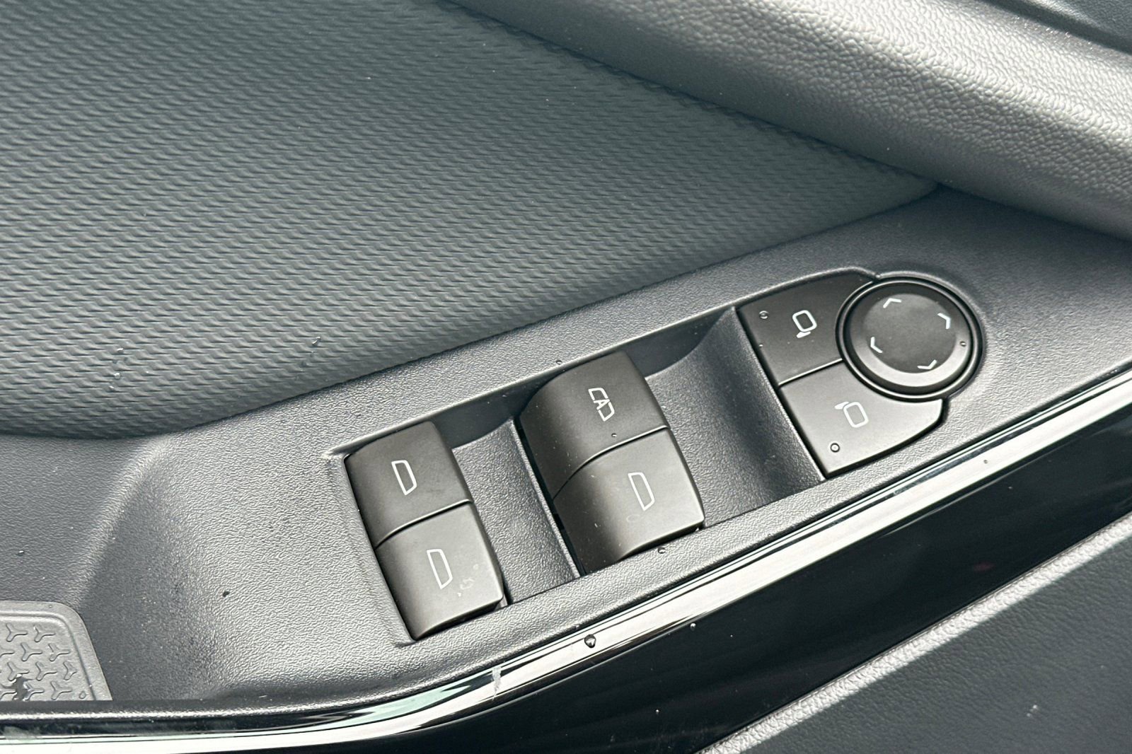 New 2026 Chevrolet Equinox LT w/ Safety and Technology Package image 12