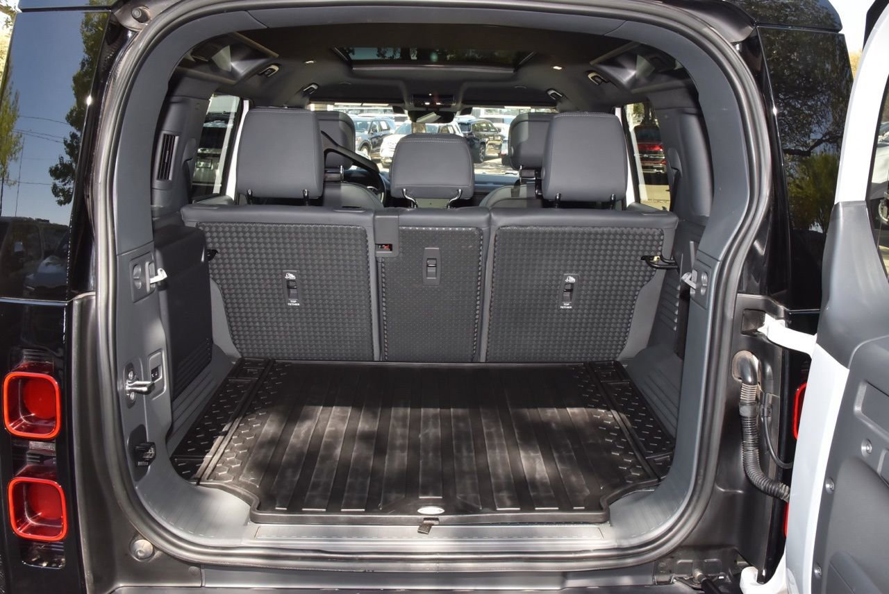 Used 2023 Land Rover Defender 110 X-Dynamic SE image 38