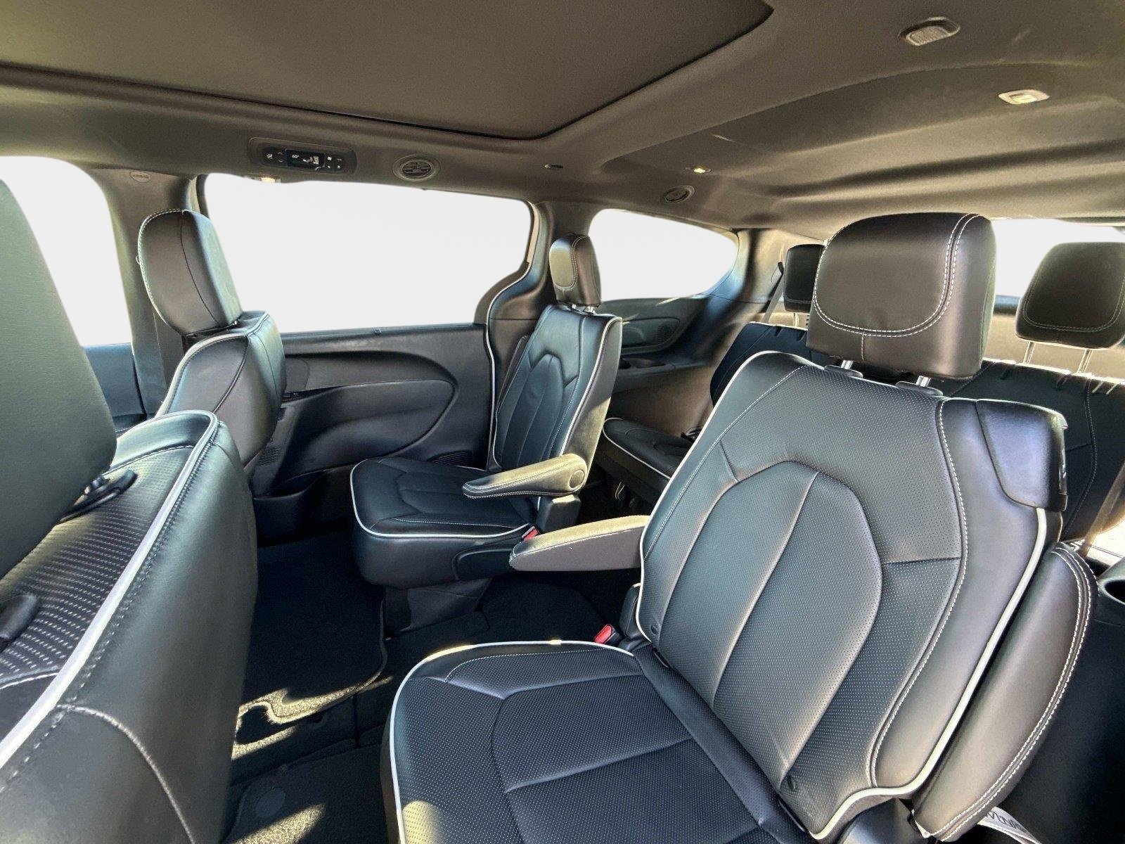 Used 2024 Chrysler Pacifica Limited w/ S Appearance Package image 14