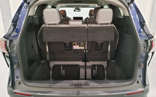 Used 2025 Toyota Sienna XLE FWD image 14