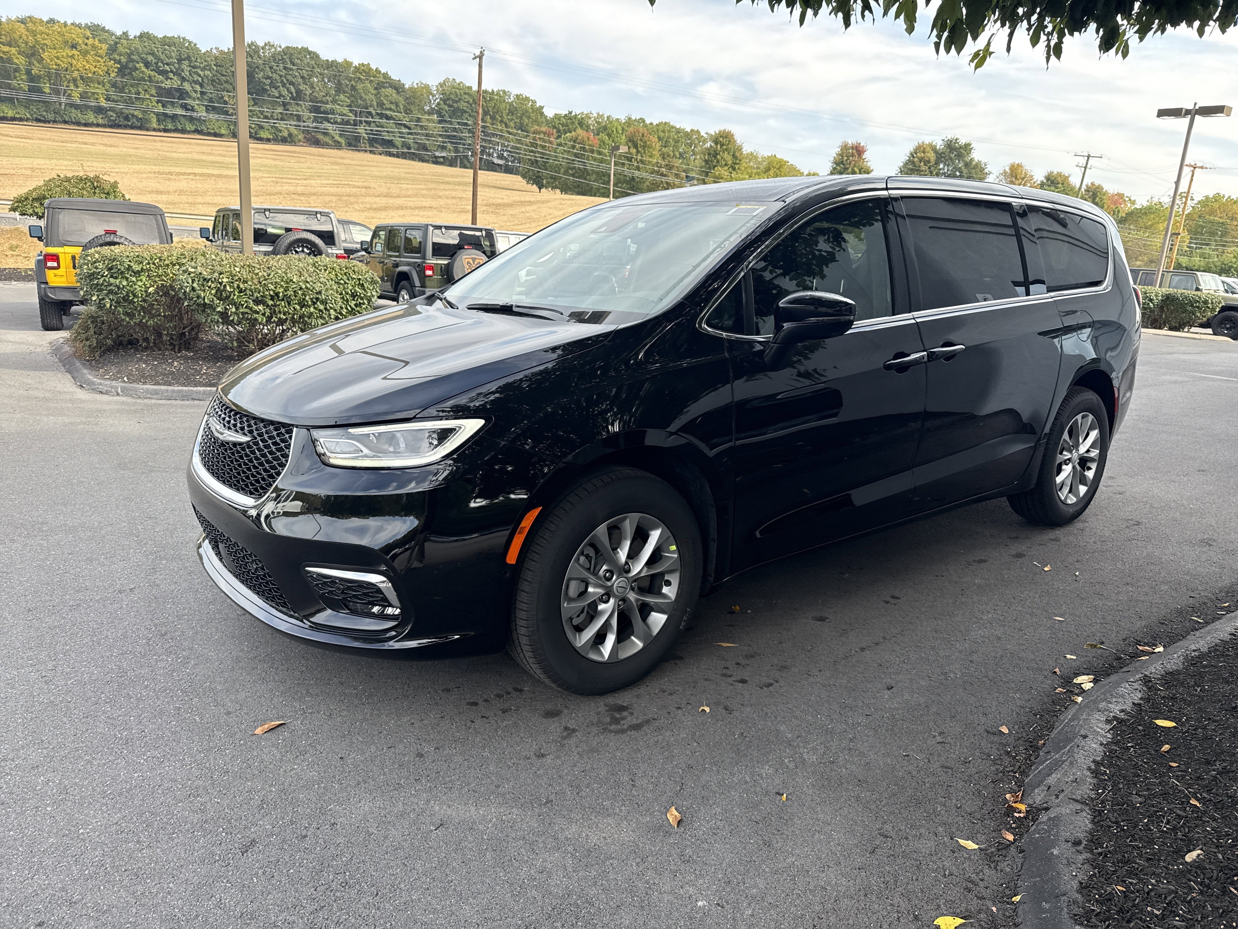 New 2026 Chrysler Pacifica Select image 8