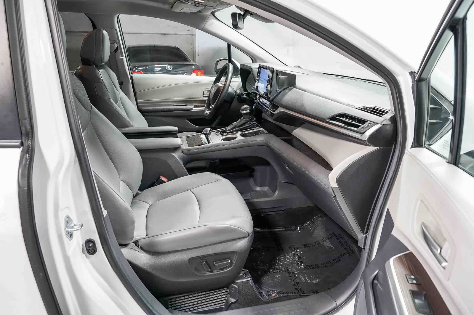 Certified 2024 Toyota Sienna XLE FWD image 18
