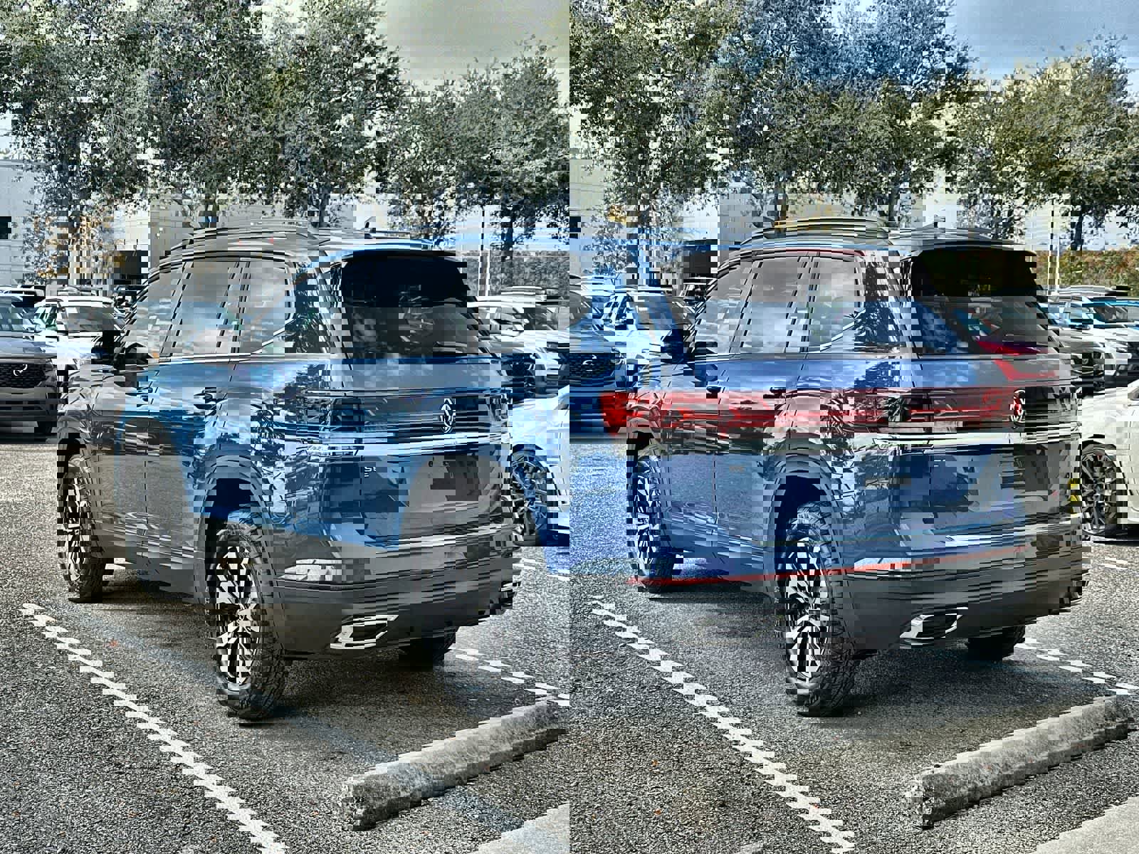 Used 2025 Volkswagen Atlas SE image 4