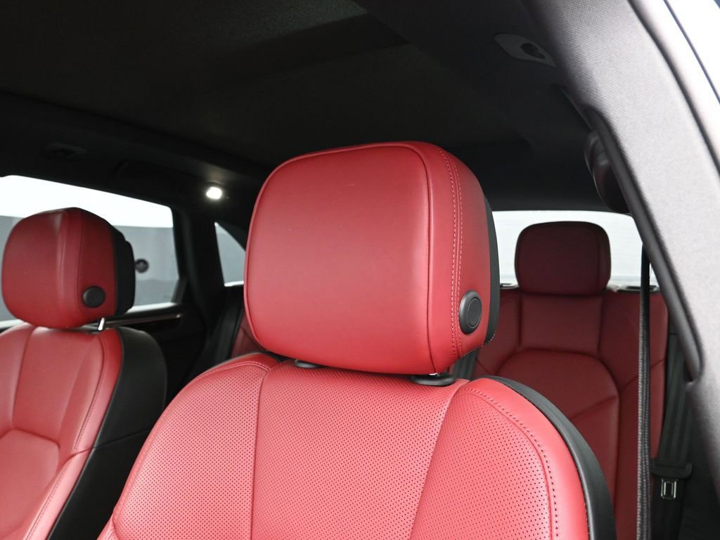 Certified 2023 Porsche Macan image 15