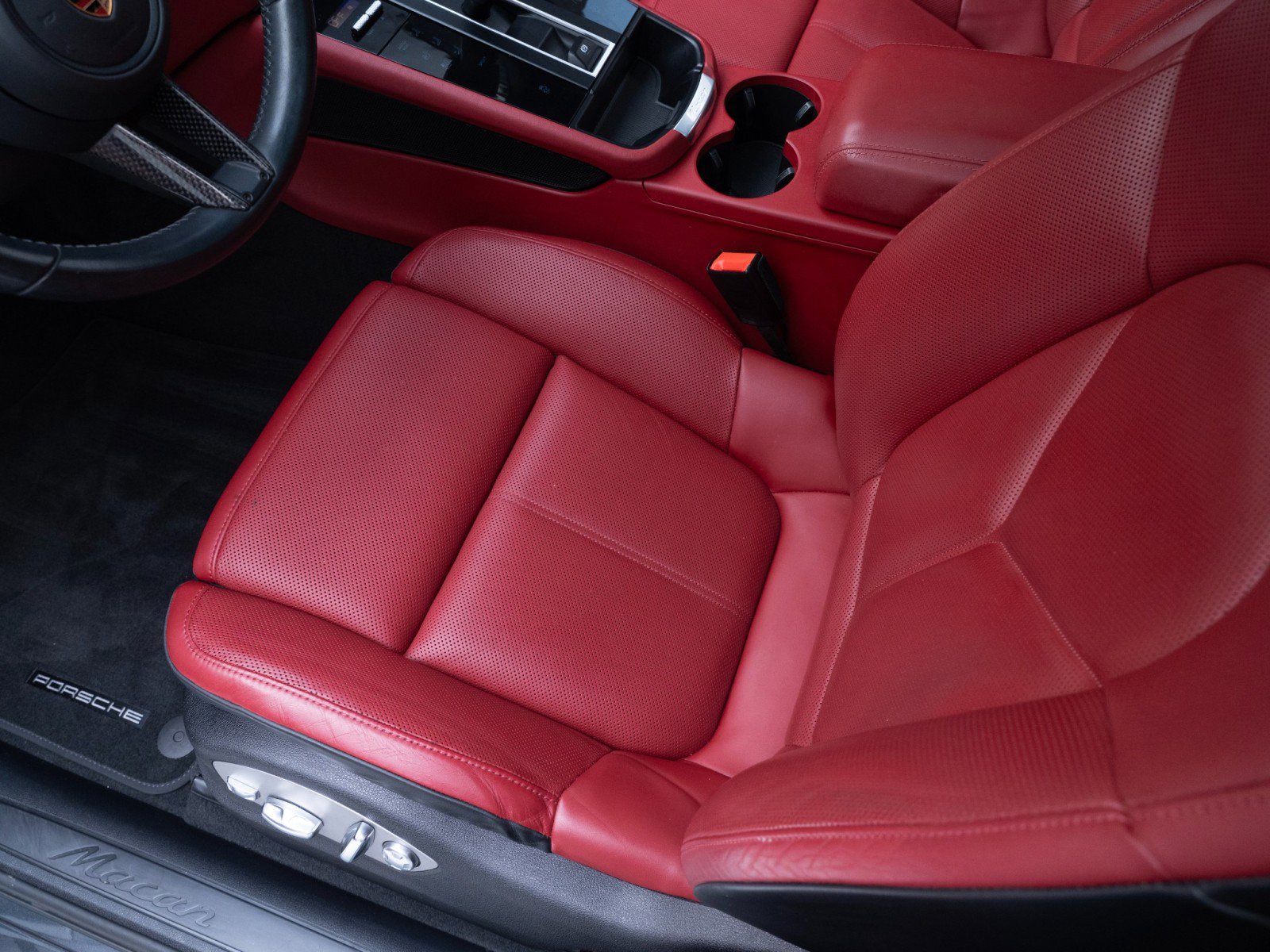 Certified 2023 Porsche Macan image 16