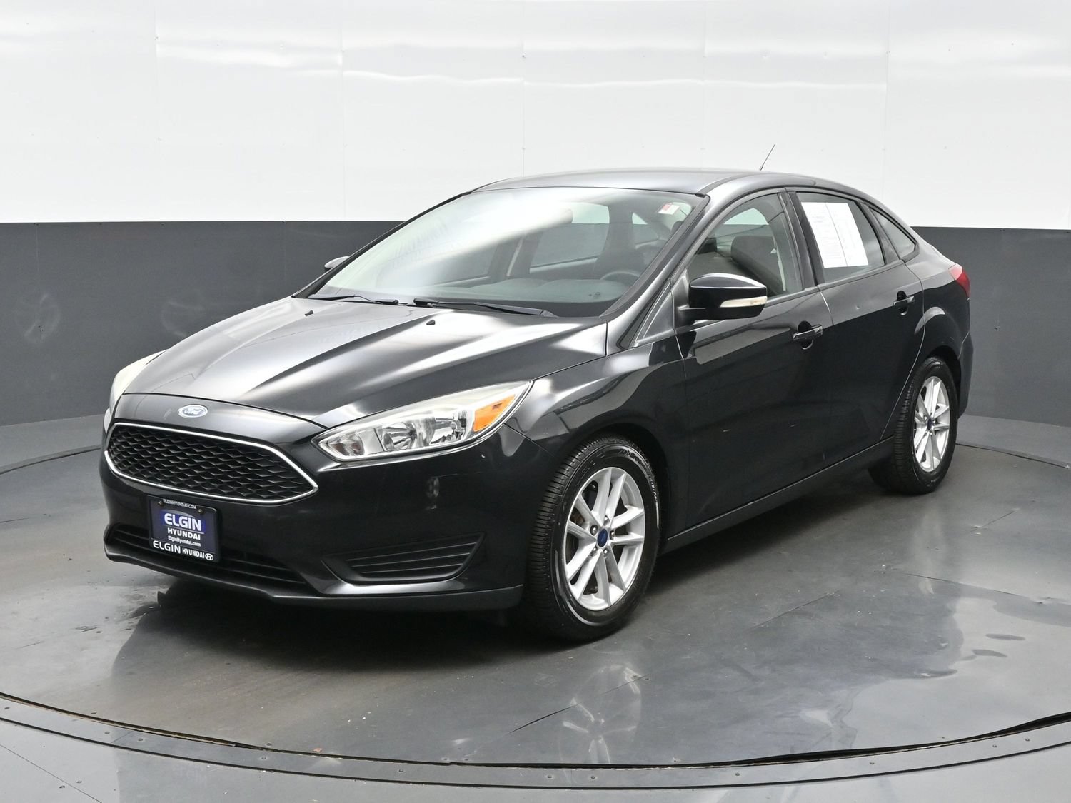 Used 2015 Ford Focus SE FWD image 2