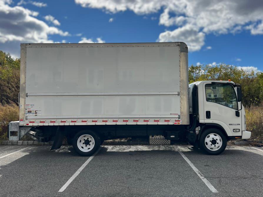 Used 2019 Isuzu NPR image 9