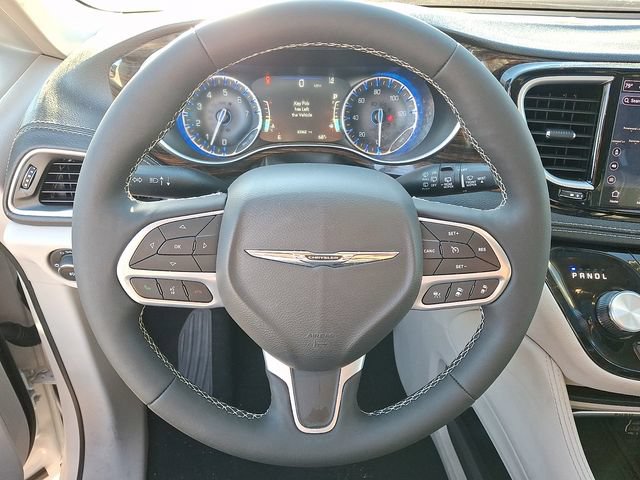 Used 2023 Chrysler Pacifica Limited FWD image 17