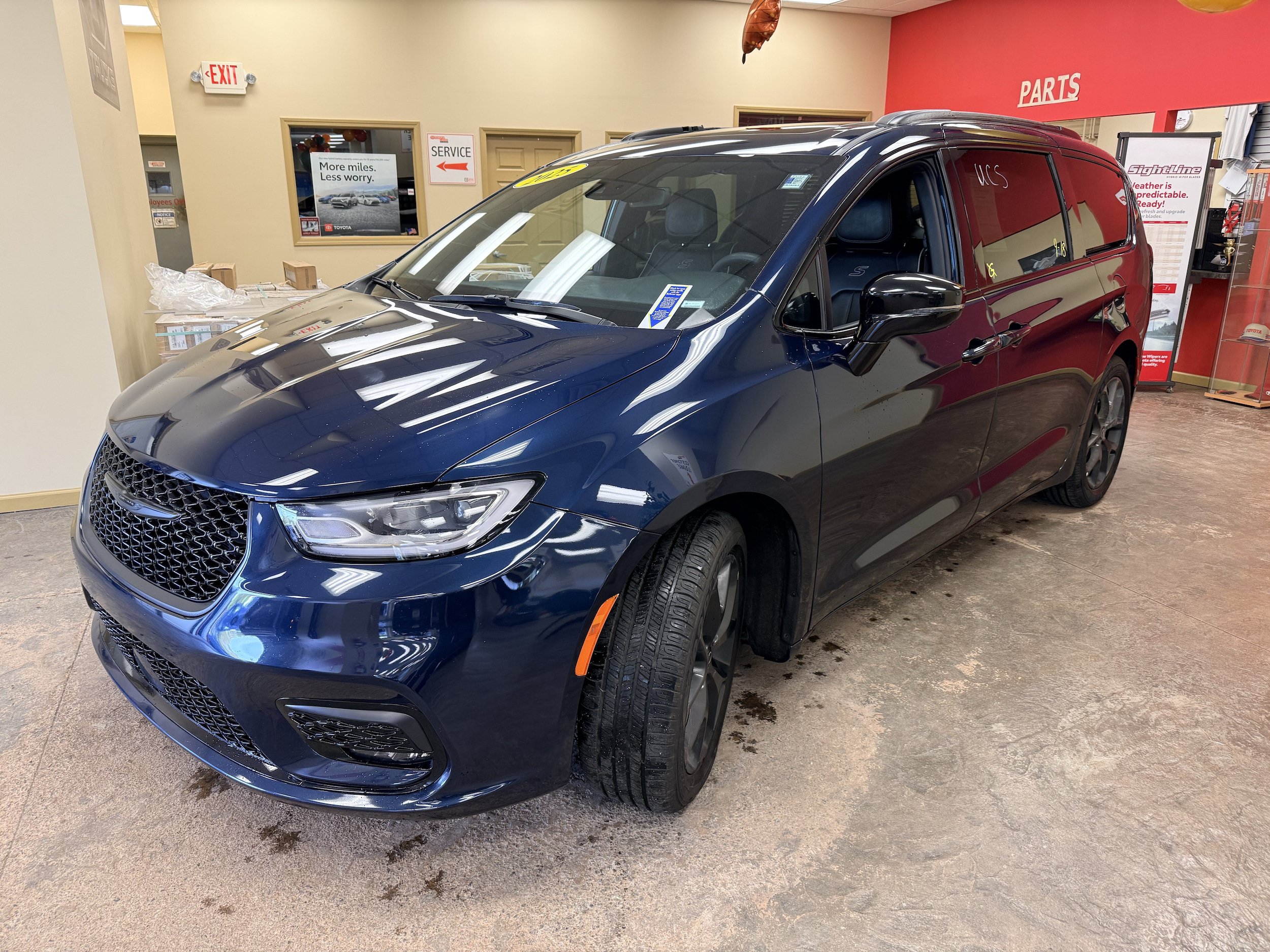 Used 2025 Chrysler Pacifica Limited FWD image 3
