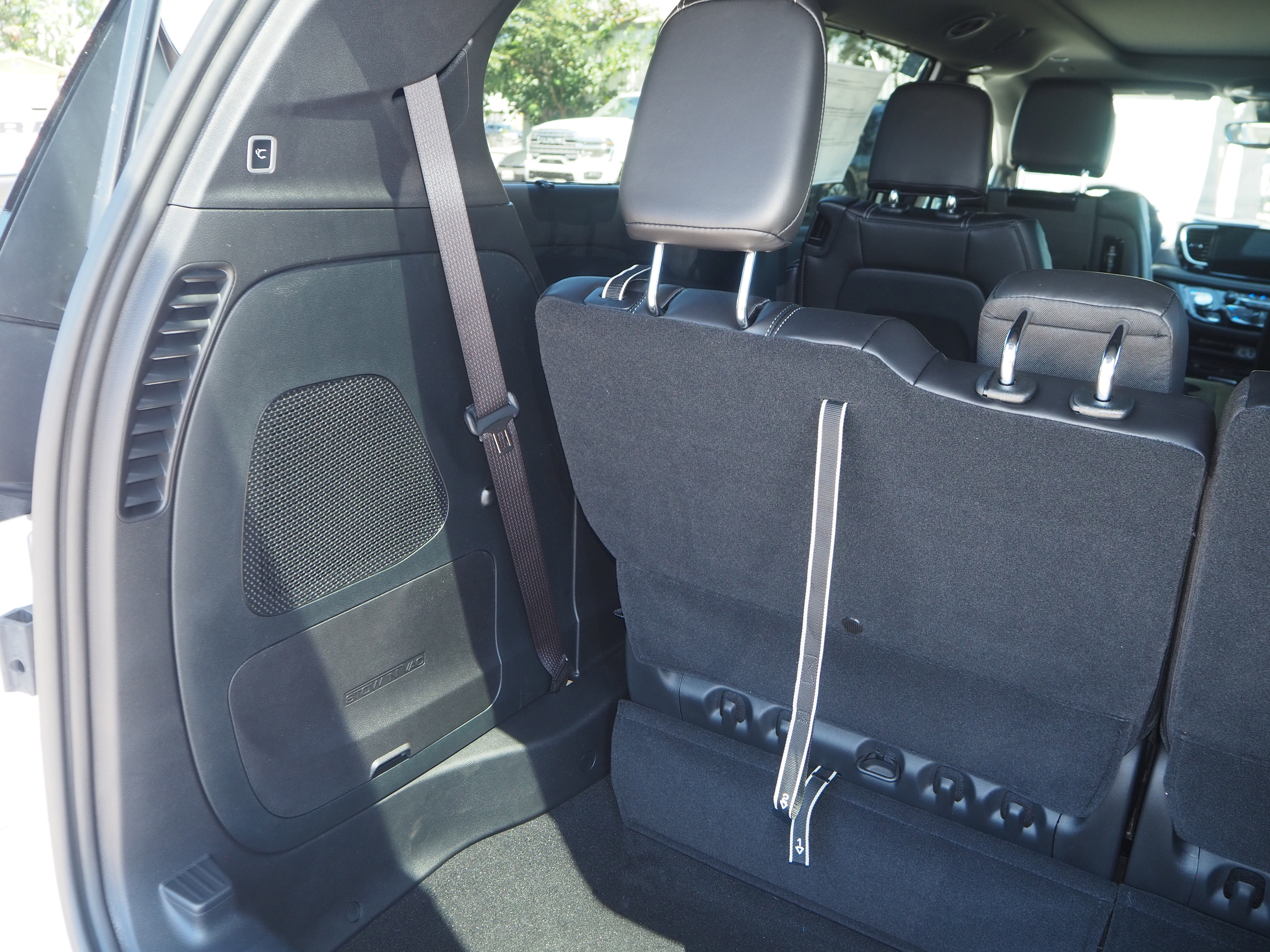 New 2025 Chrysler Pacifica Select w/ Uconnect Theater Family Group FWD image 11