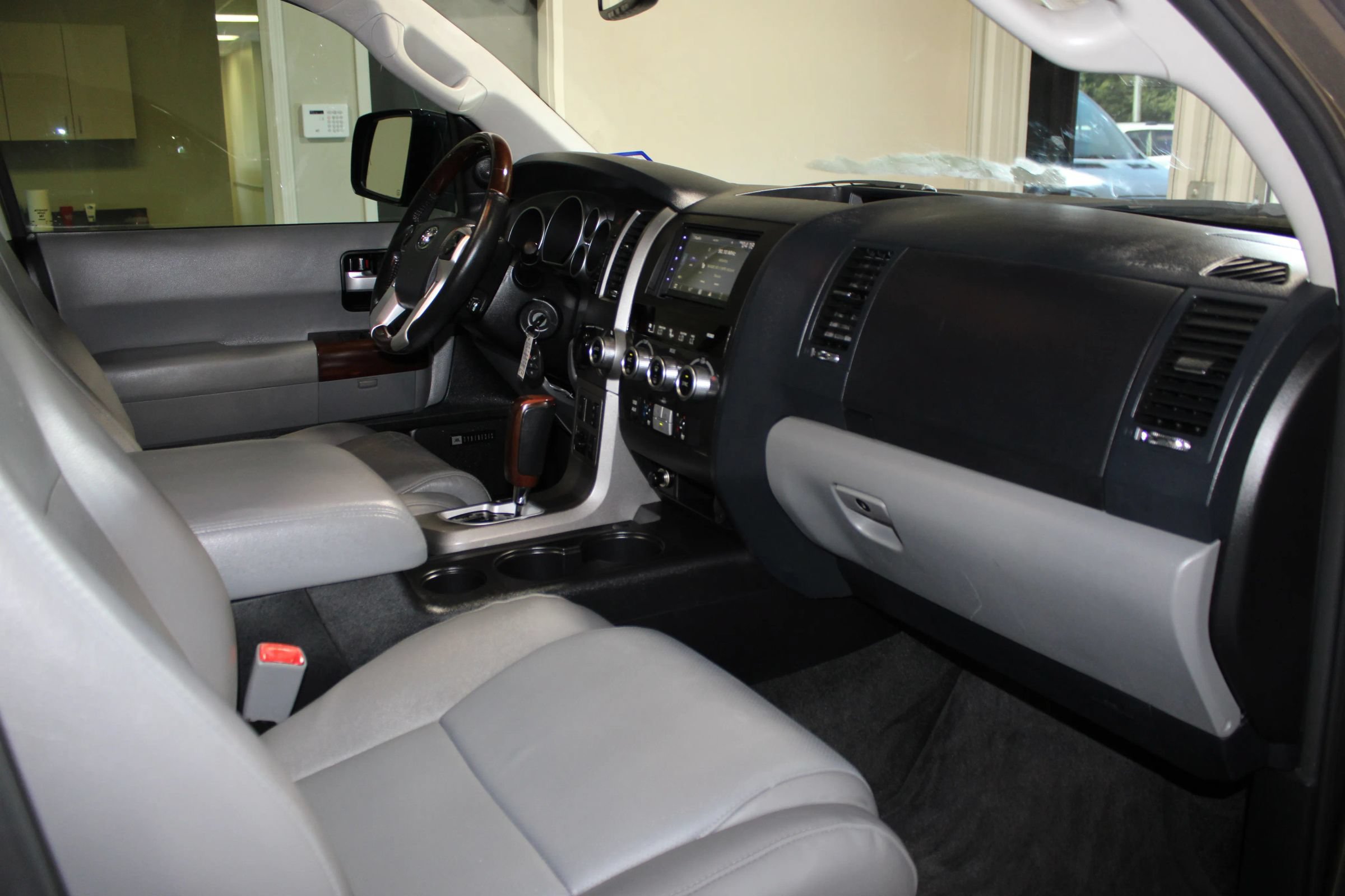 Used 2014 Toyota Sequoia Platinum RWD image 36