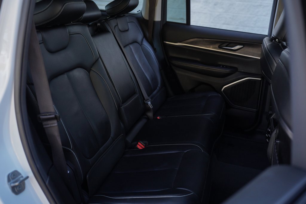 Used 2022 Jeep Grand Cherokee Limited image 24