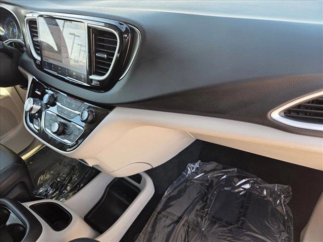 Used 2024 Chrysler Pacifica Touring-L FWD image 20