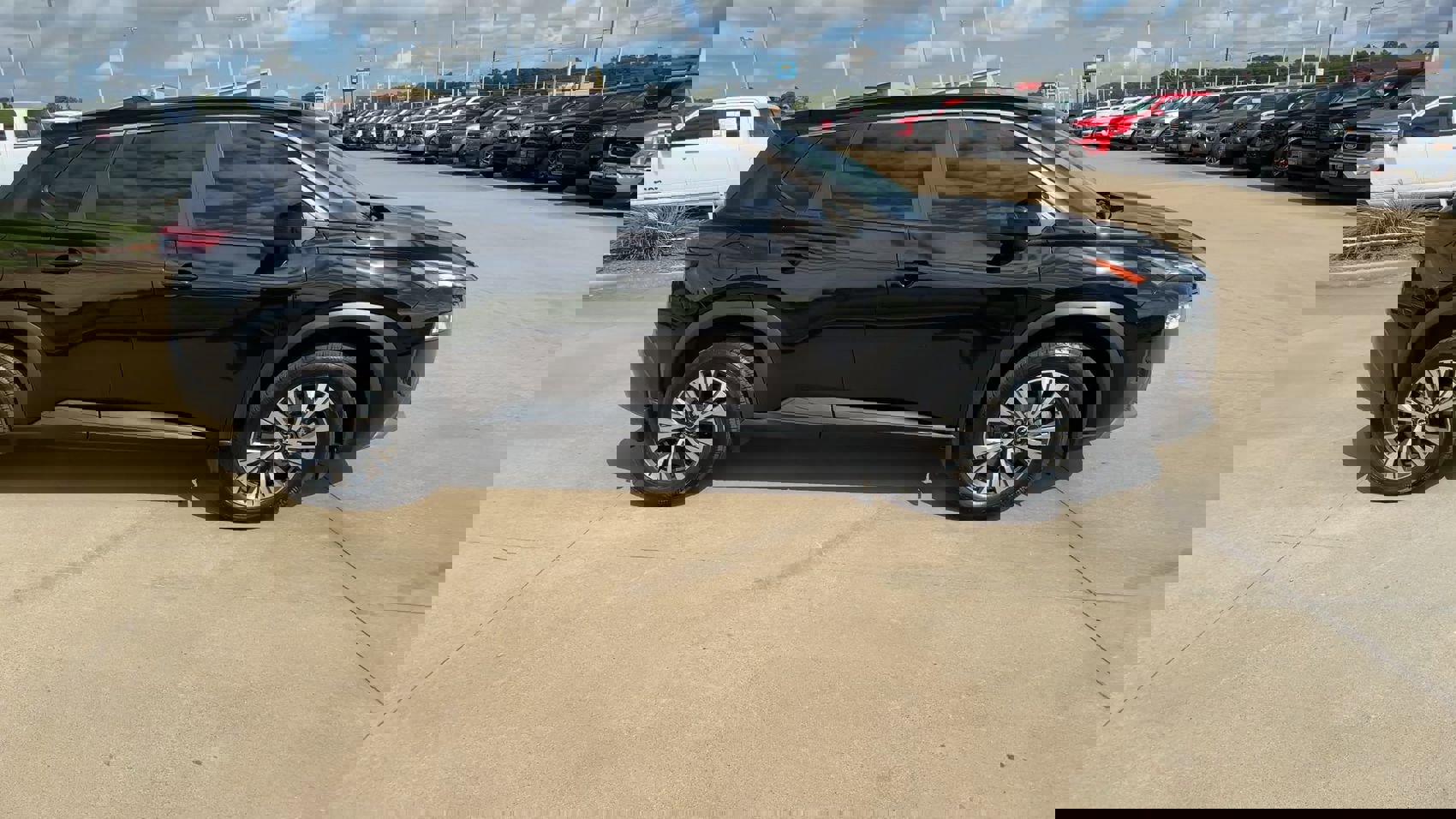 Used 2023 Nissan Rogue SV image 2