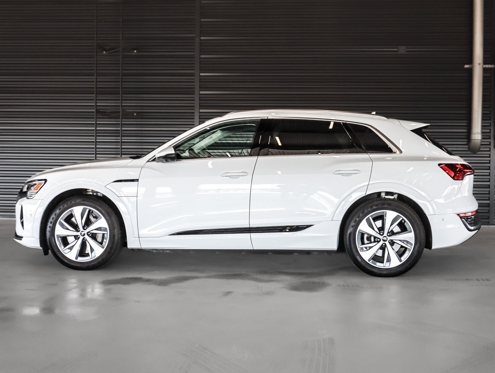 Used 2024 Audi Q8 e-tron Premium Plus w/ Premium Plus Package image 13