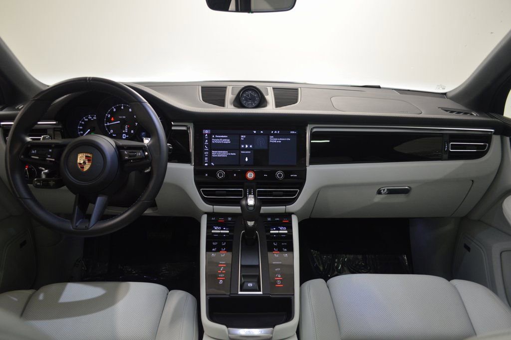 Certified 2025 Porsche Macan image 36