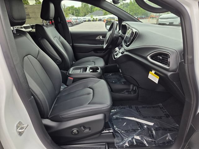 New 2027 Chrysler Pacifica Select w/ Family Tech Group FWD image 13