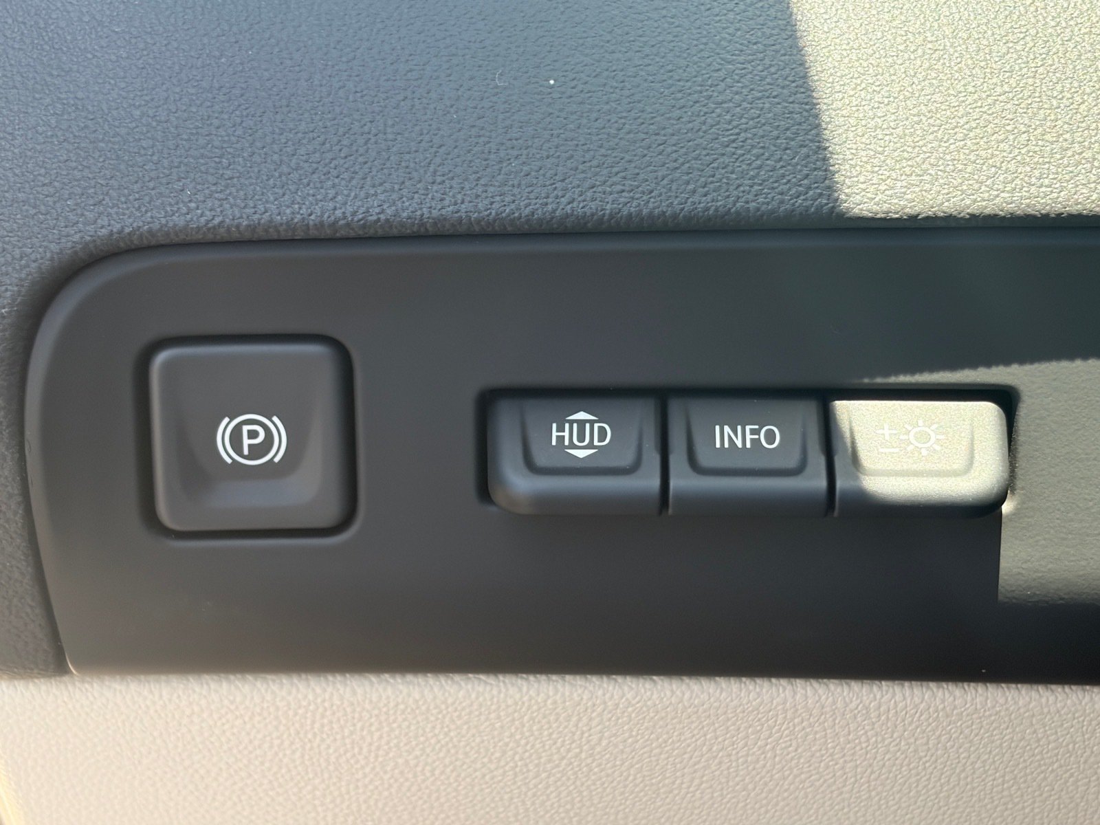 Used 2023 Buick Enclave Avenir w/ Avenir Technology Package FWD image 17