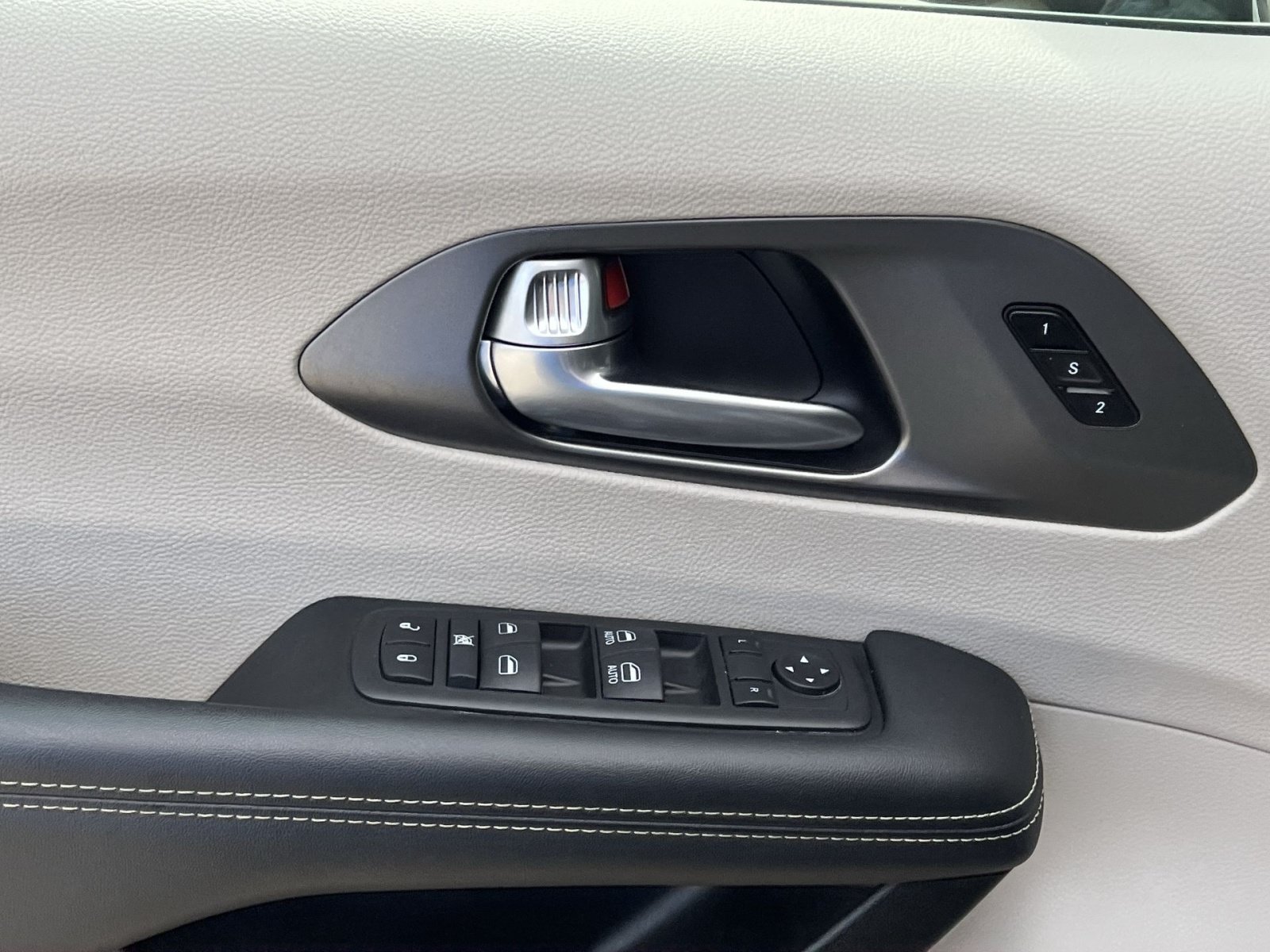 Used 2024 Chrysler Pacifica Touring-L FWD image 15